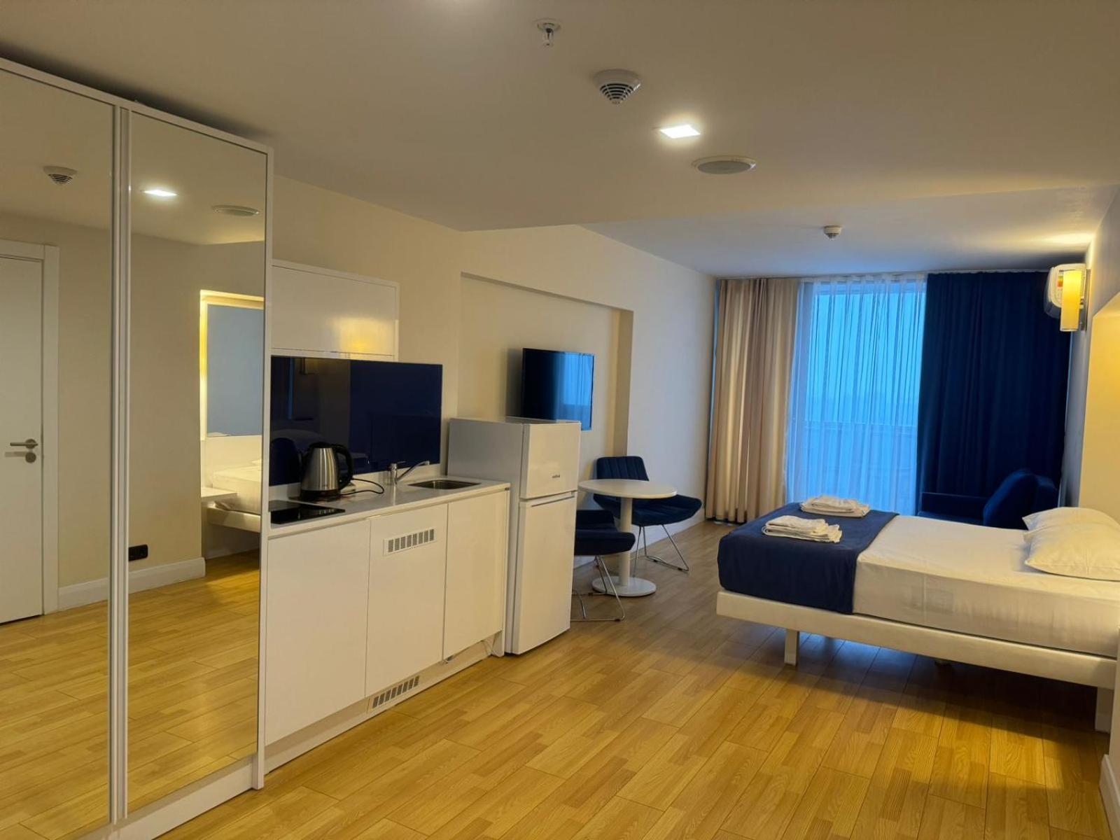 Lux Apart Hotel 555 Batumi Room photo